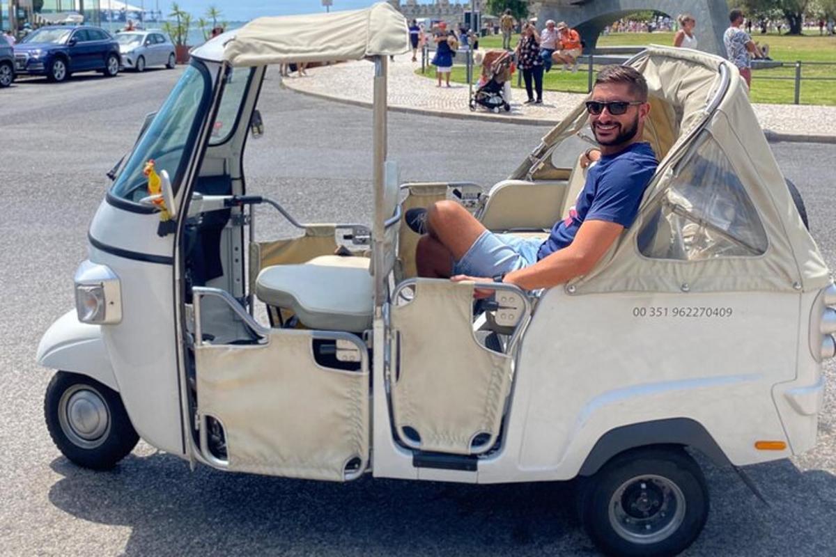 un uomo è seduto in un golf cart