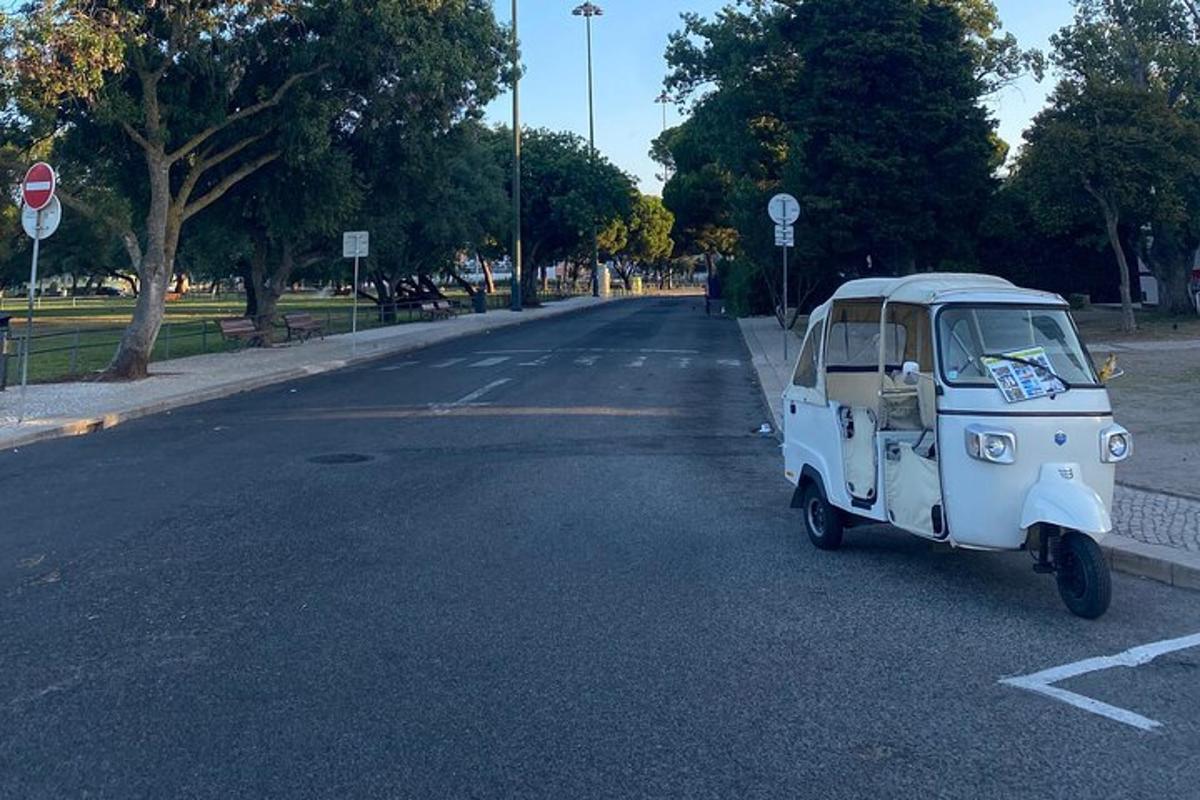 ένα μικρό αυτοκίνητο παρκαρισμένο στην άκρη ενός δρόμου