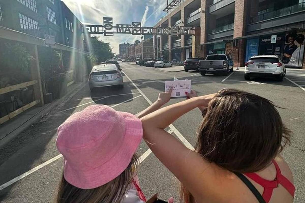 Μια γυναίκα με ροζ καπέλο κρατάει μια πινακίδα