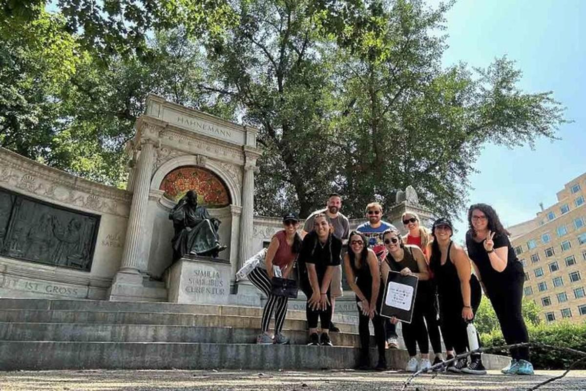 grupp inimesi, kes seisavad monumendi ees