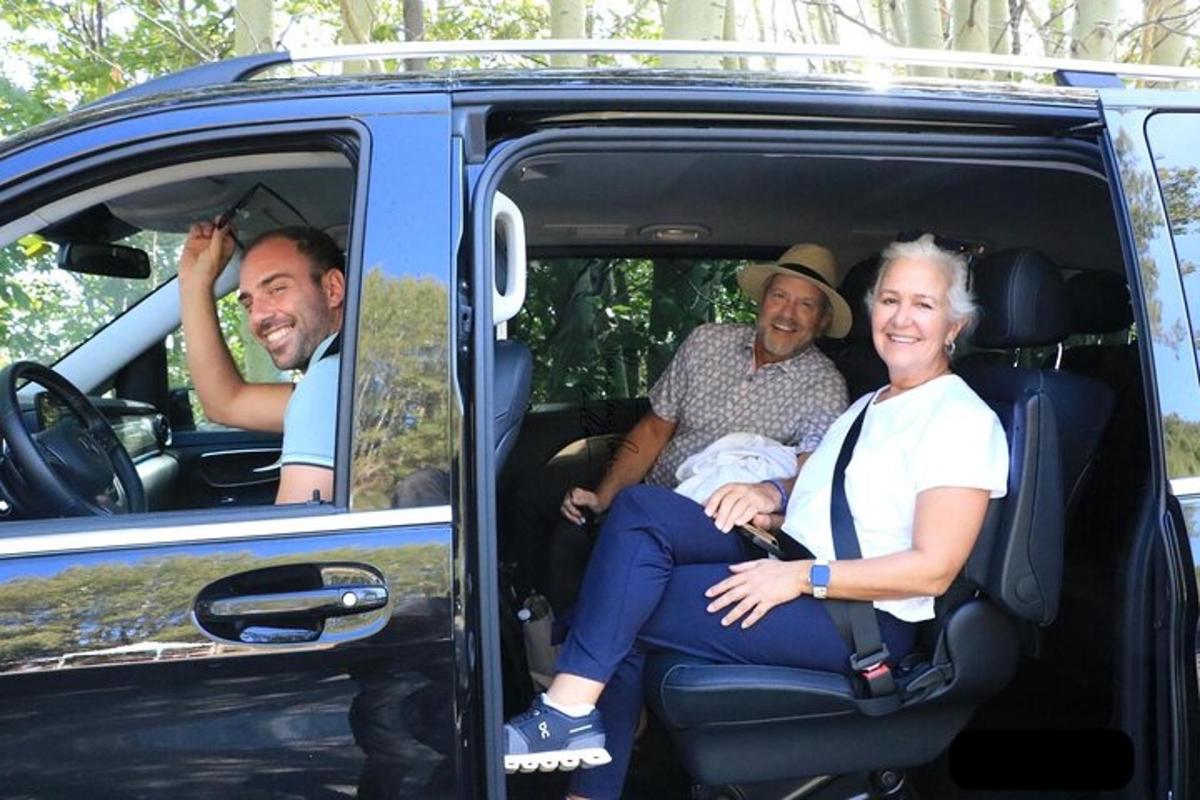 grupp inimesi istub auto tagaistmel