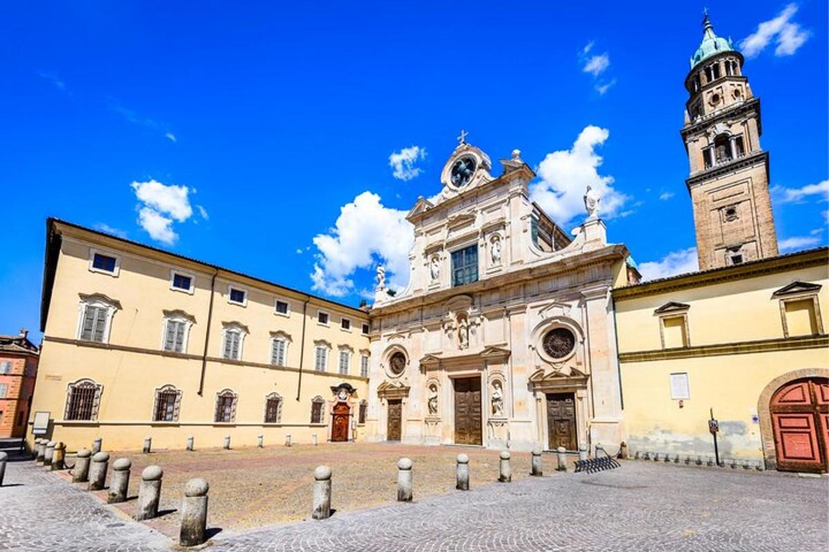 un grande edificio con una torre dell'orologio in cima