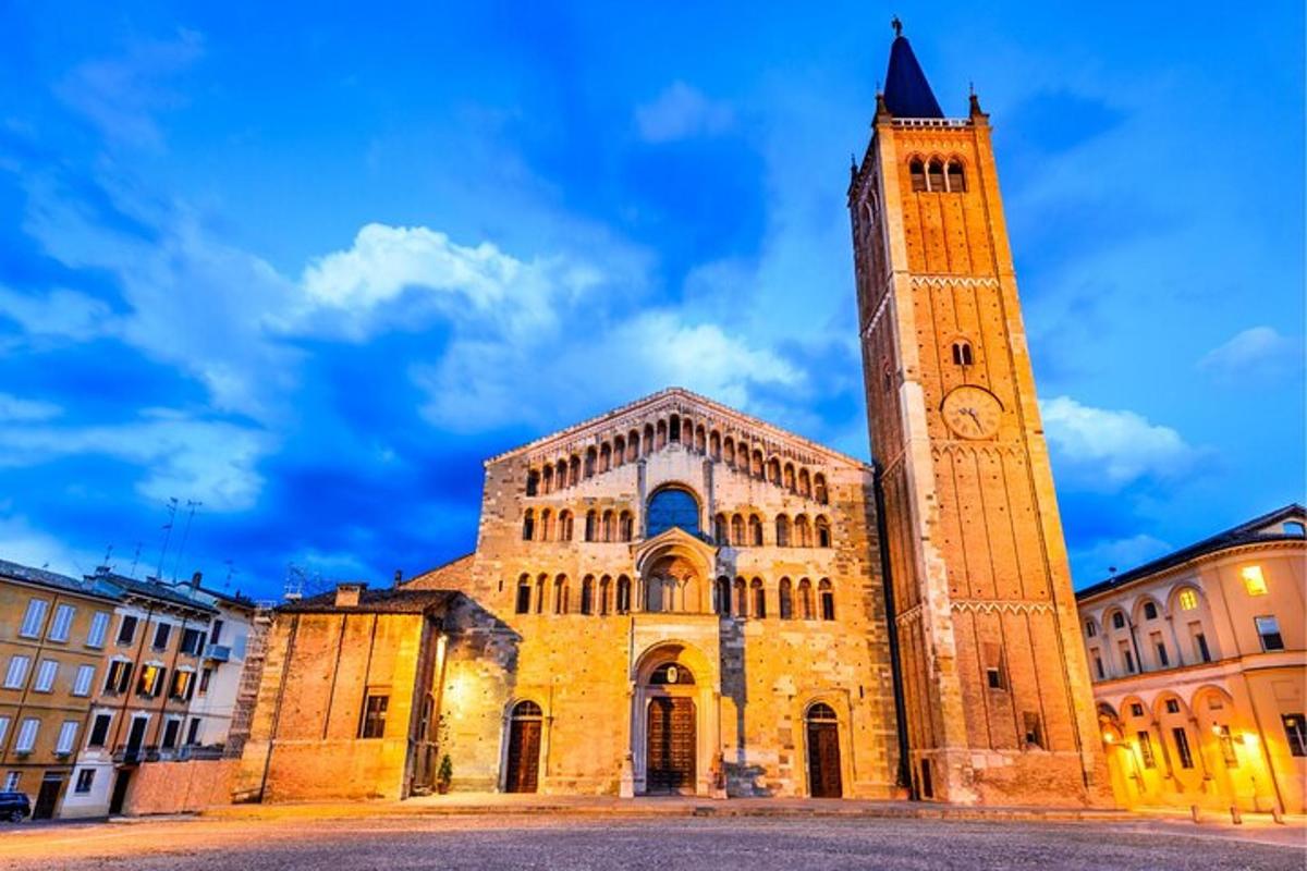 un grande edificio con una torre dell'orologio