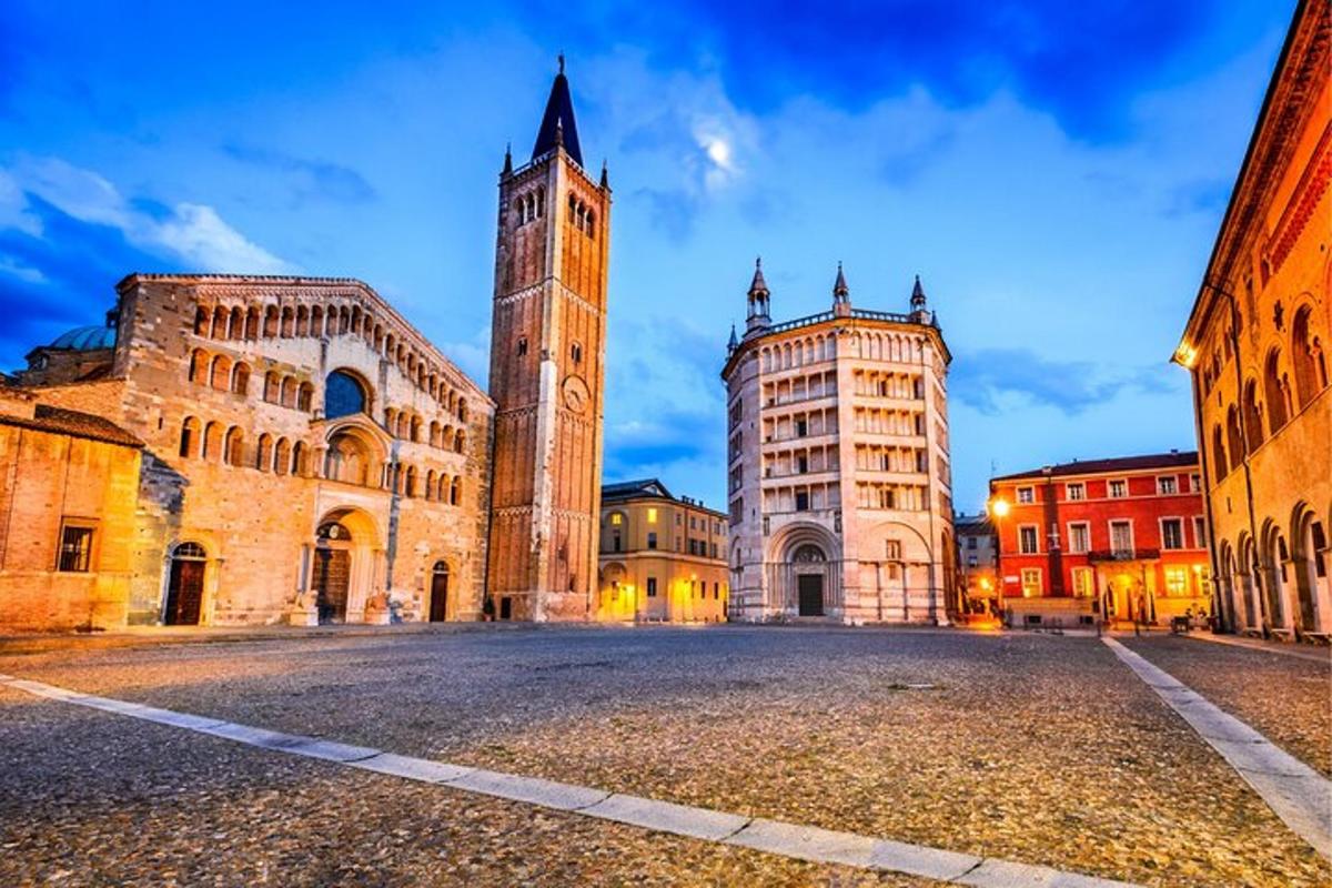 un grande edificio con una torre dell'orologio in una strada