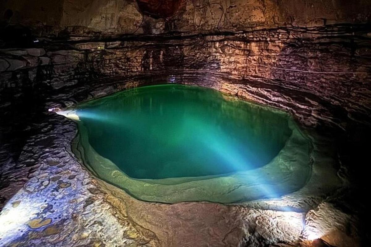 kolam air hijau di dalam gua