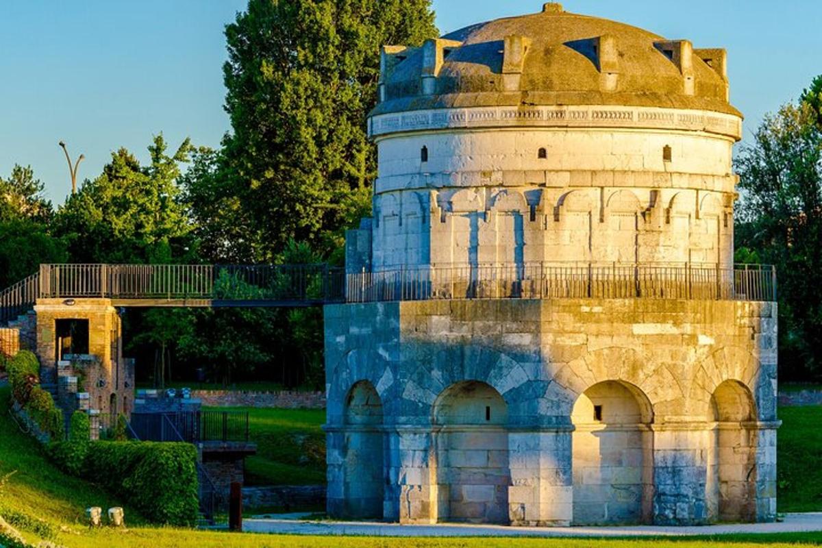una torre al mig d'un parc