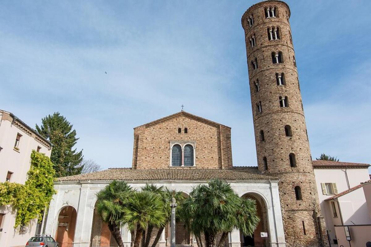 una església amb una torre amb palmeres al davant
