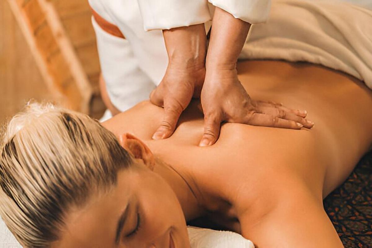 žena dostávajúca masáž chrbta od terapeuta