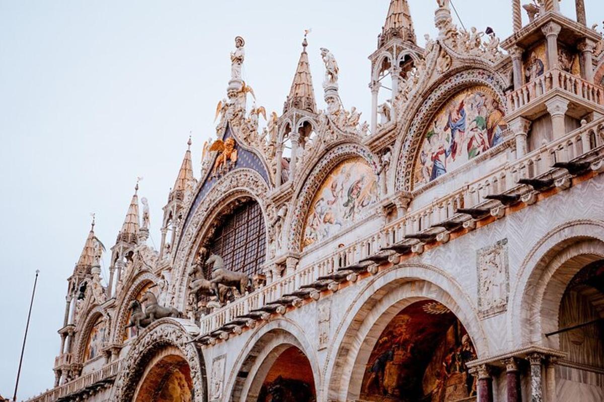 un grande edificio con un'architettura decorata