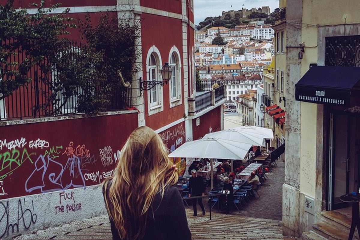 uma mulher caminhando pela rua com um guarda-chuva