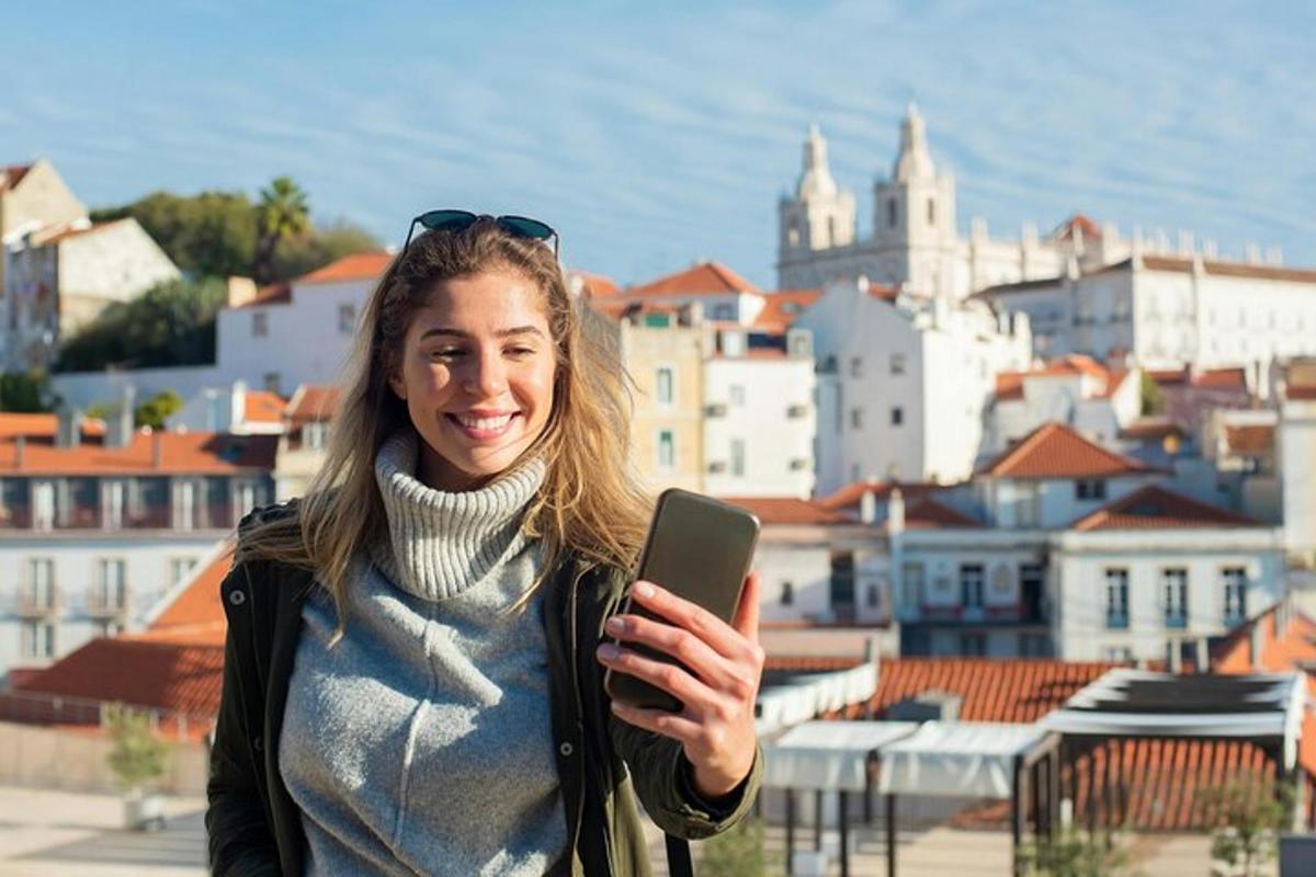 uma mulher segurando um celular em frente a uma cidade