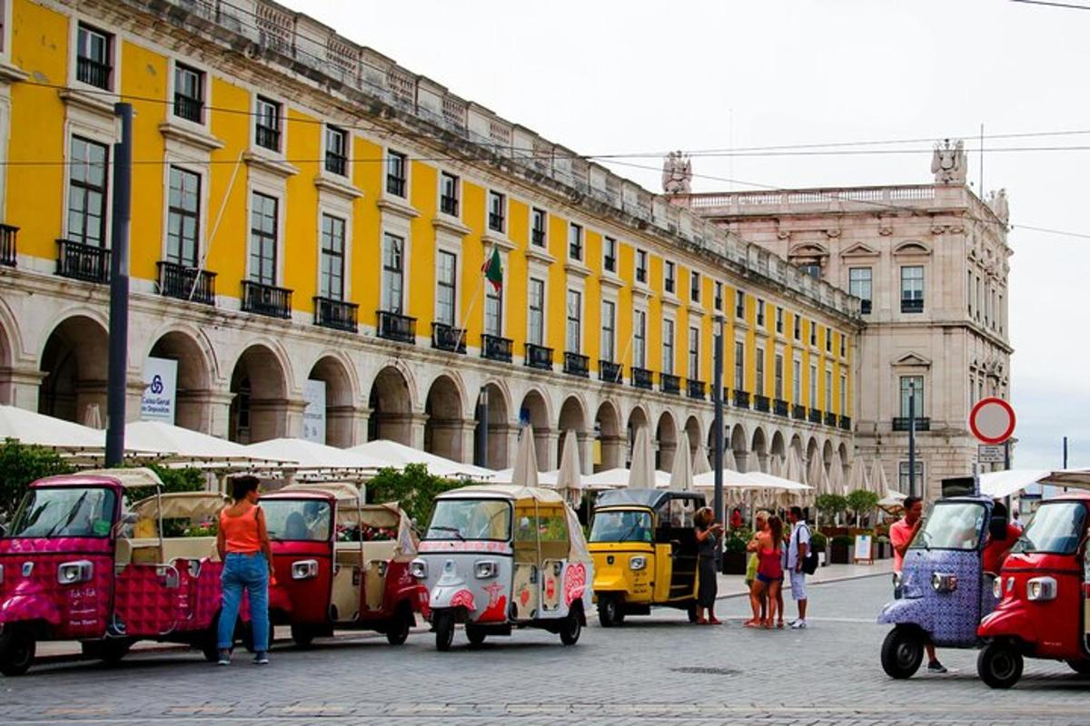 um grupo de veículos estacionados em frente a um prédio