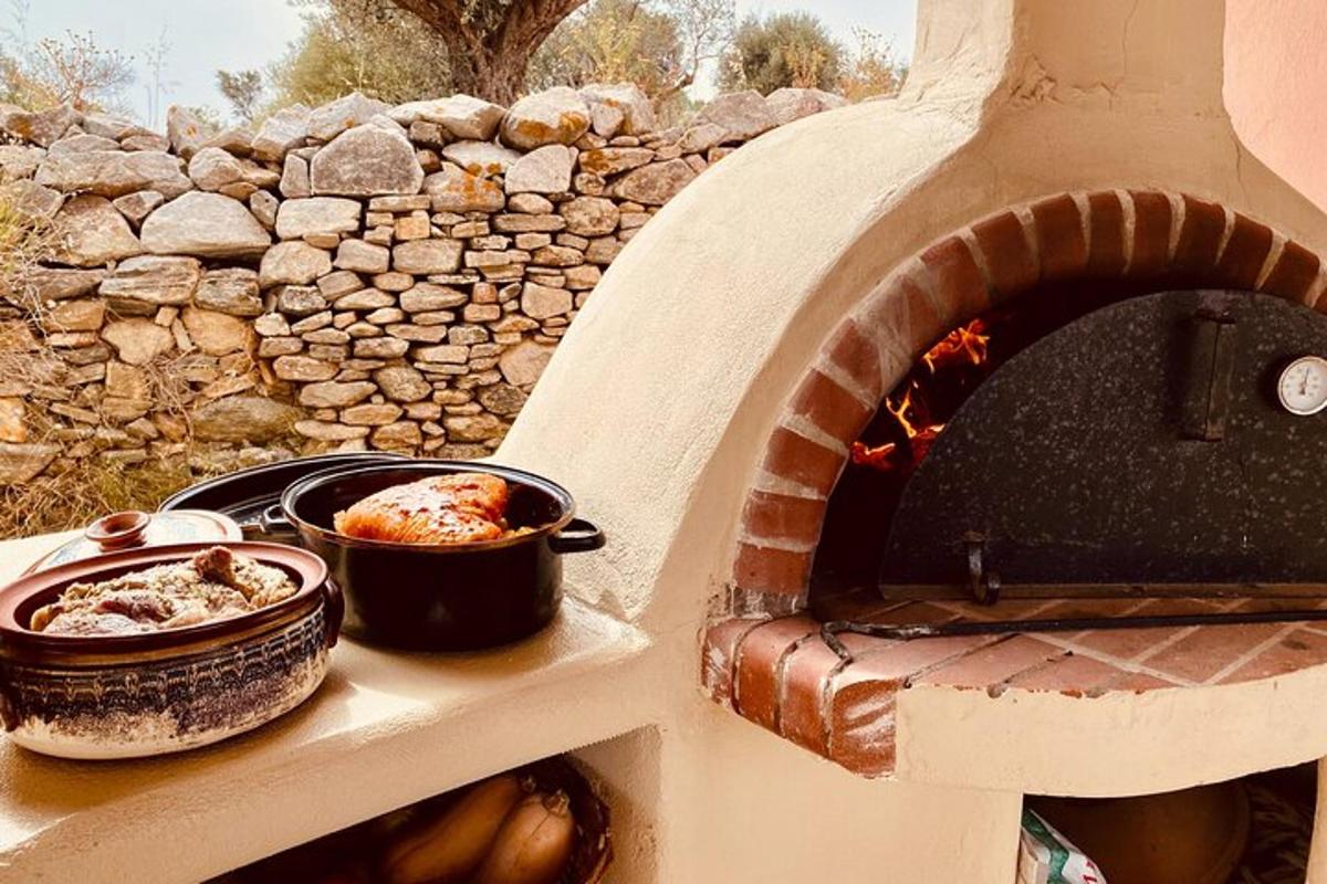 un forno di pietra con due pentole di cibo dentro