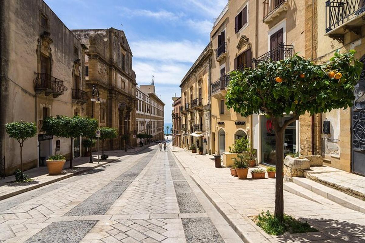 une rue vide dans une vieille ville avec un oranger