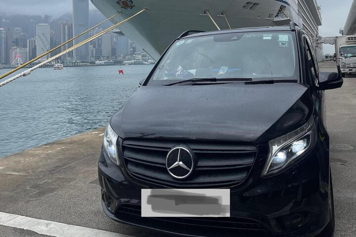 černé auto zaparkované na molu u vody