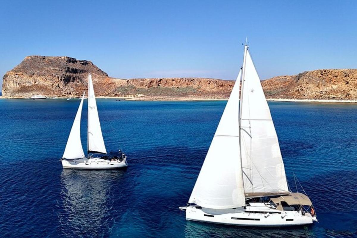 due barche a vela in un grande specchio d'acqua