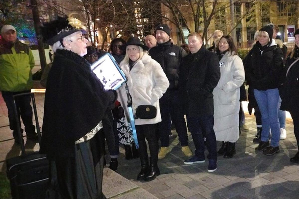 skupina lidí stojících na chodníku