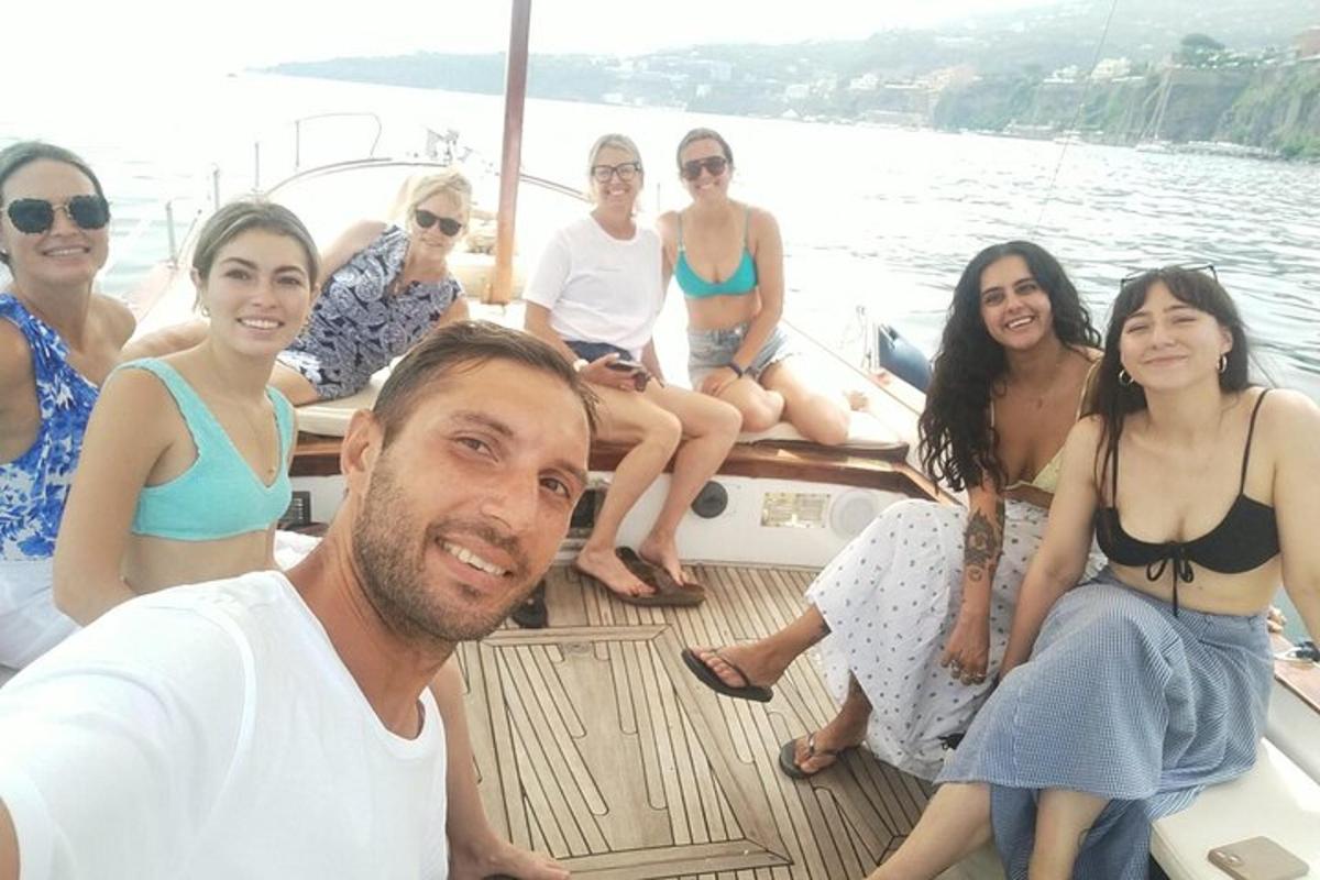 egy csoport ember ül egy hajón