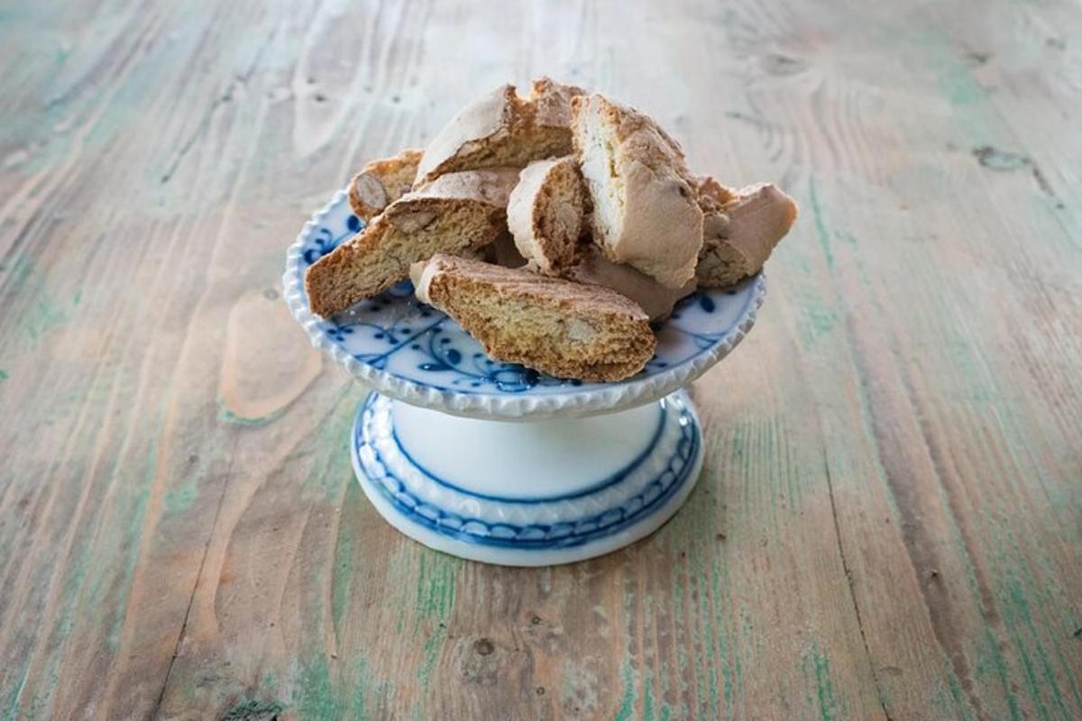 một chiếc đĩa màu xanh và trắng đựng bánh mì trên bàn
