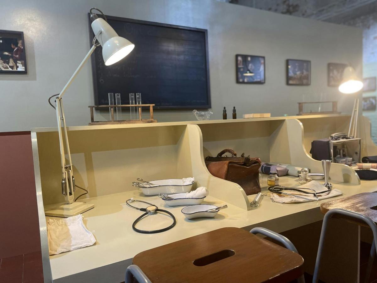 a desk with a lamp and a purse on it