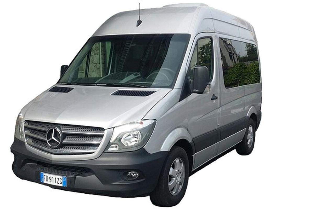 một chiếc xe tải màu bạc đang đỗ trên nền trắng