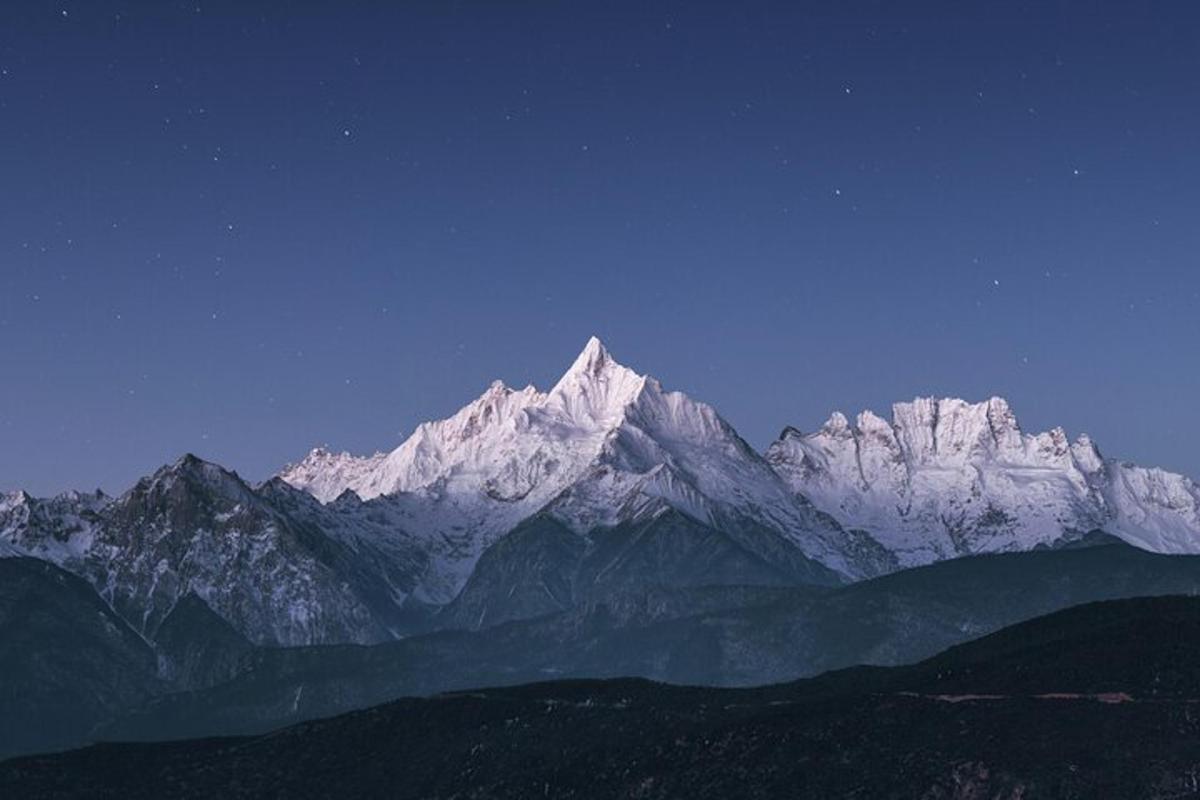 白雪皑皑的山脉景观