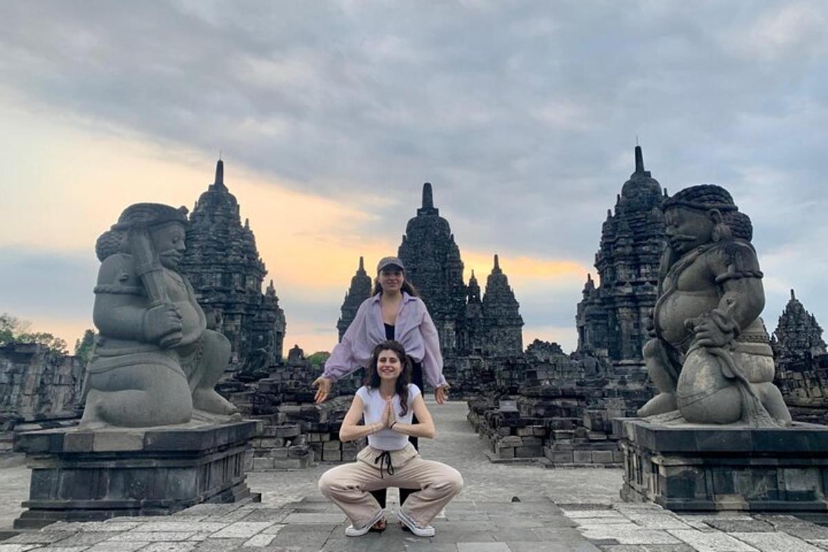 Dos personas posan frente a un templo.