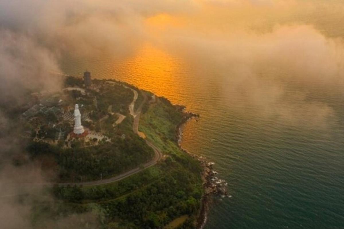 uma ilha na água com um farol
