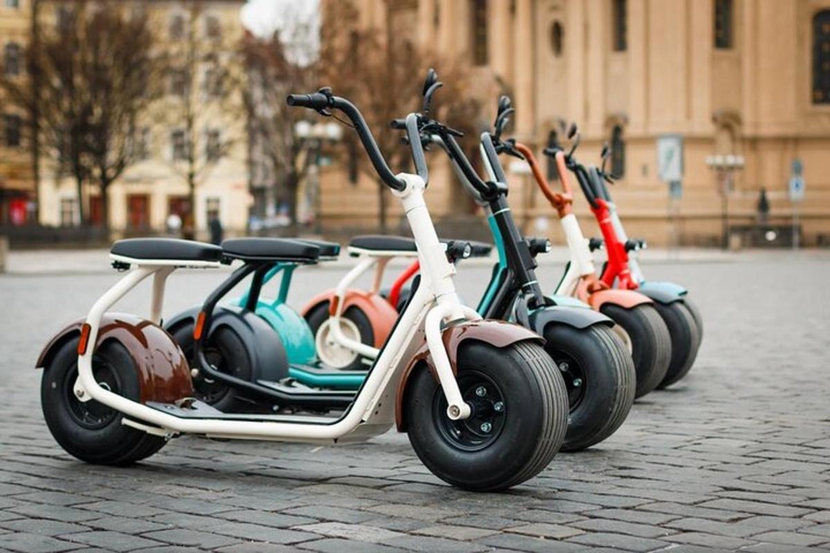 una filera de patinets aparcats al carrer