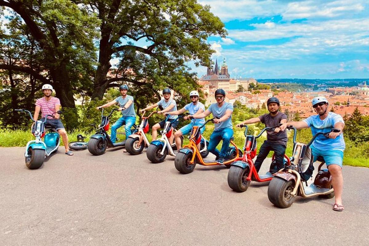 un grup de nens en patinets davant de la ciutat