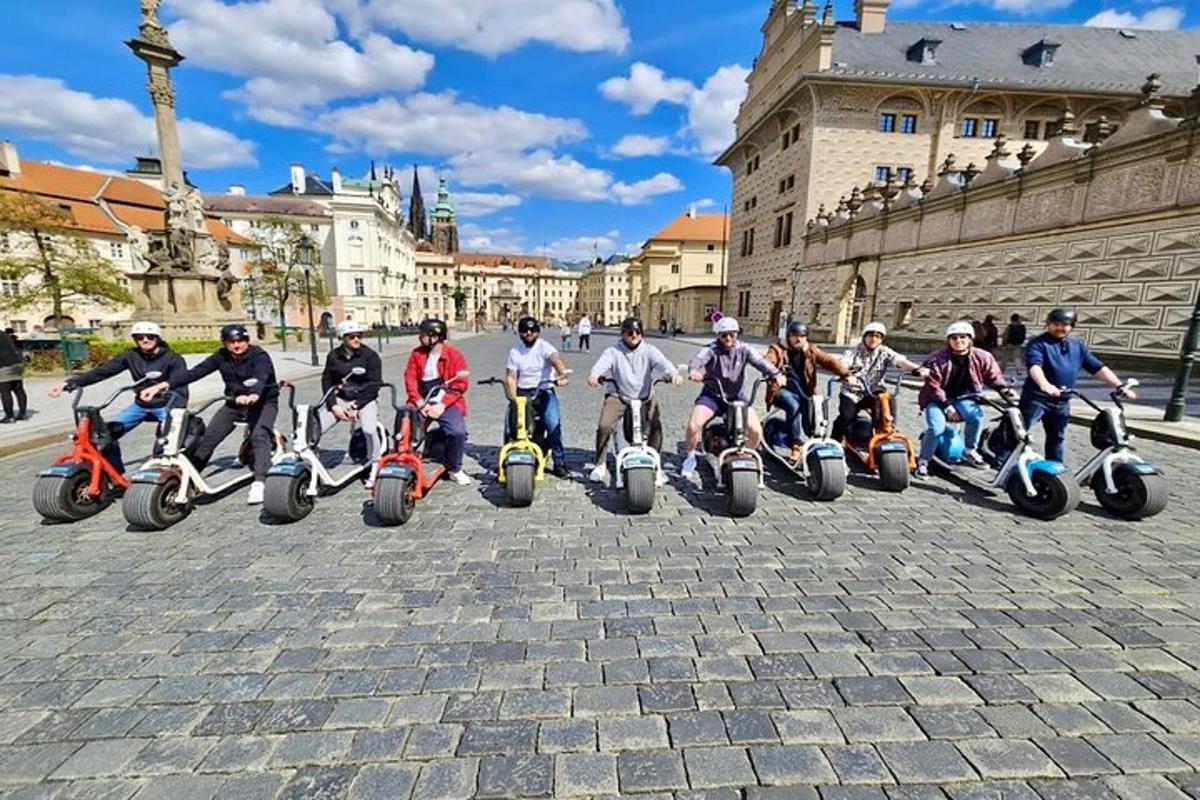 un grup de persones posant per a una foto en patinets