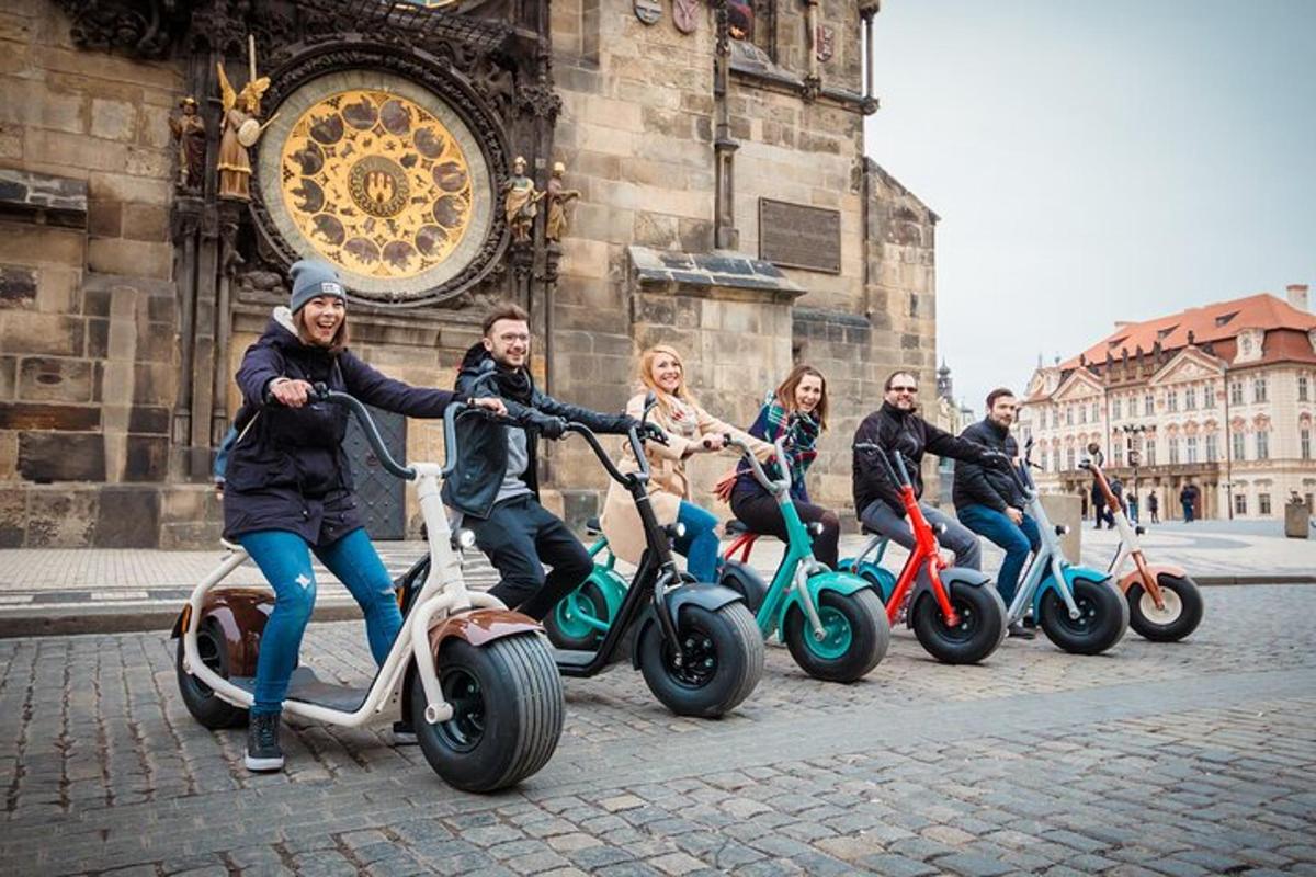 grupp inimesi tõukeratastega hoone ees