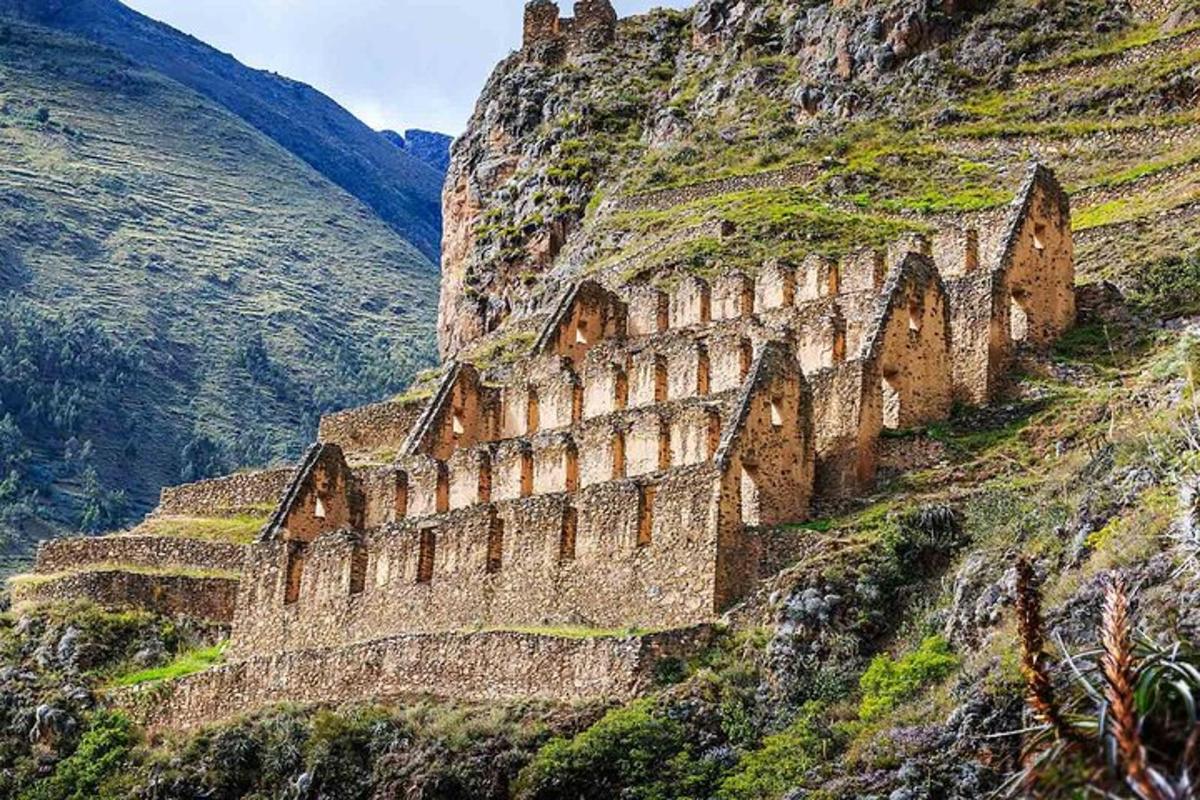 un edifici al vessant d'una muntanya