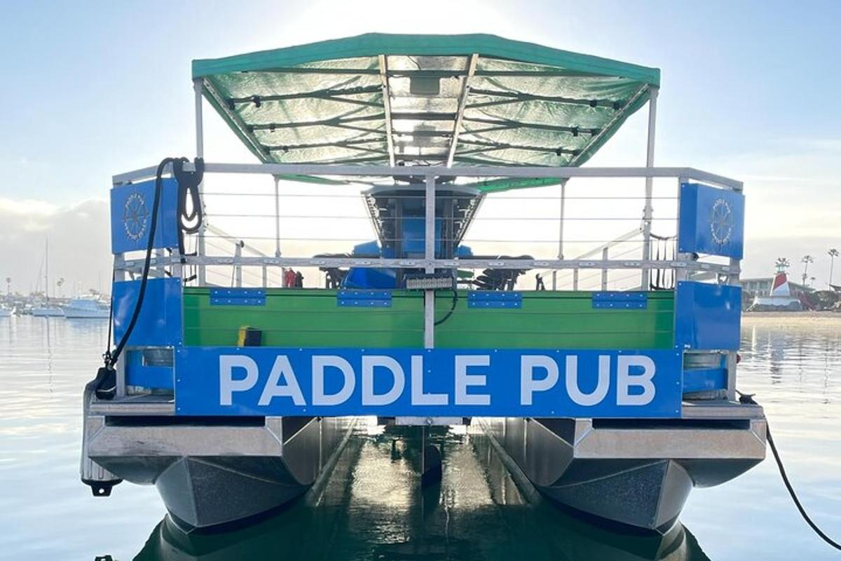 um barco na água com uma placa nele