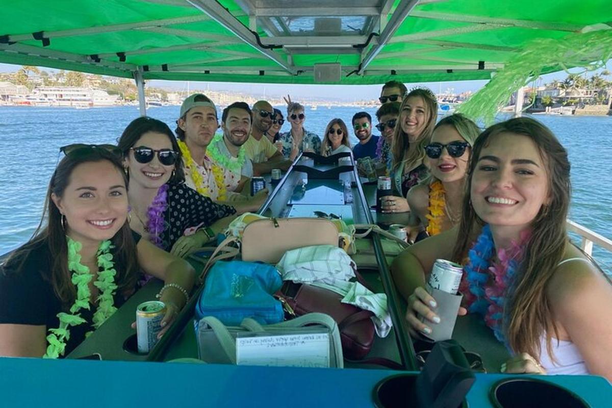 um grupo de pessoas em um barco na água