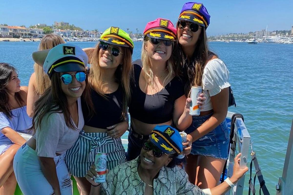um grupo de mulheres usando chapéus em um barco