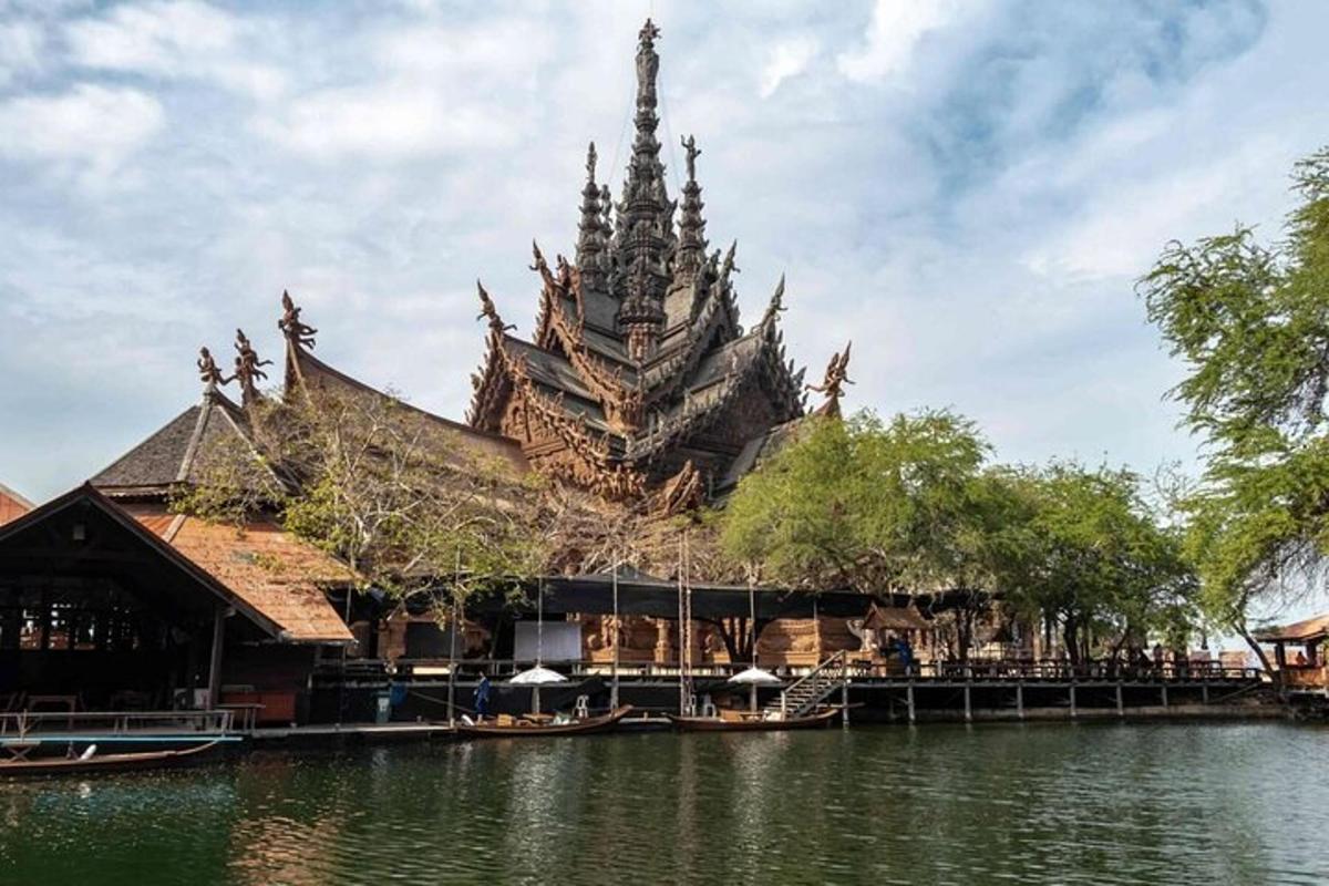 một tòa nhà lớn bên cạnh một vùng nước