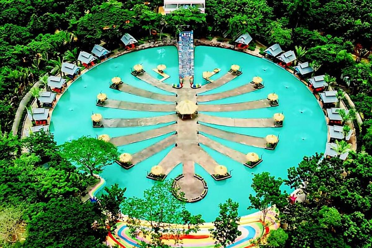 Una vista aérea de una gran piscina en un parque acuático.
