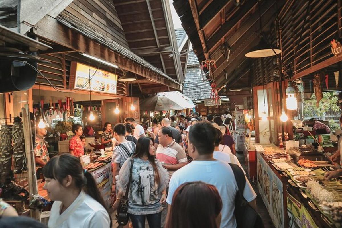 một đám đông người đi bộ quanh một khu chợ với đồ ăn