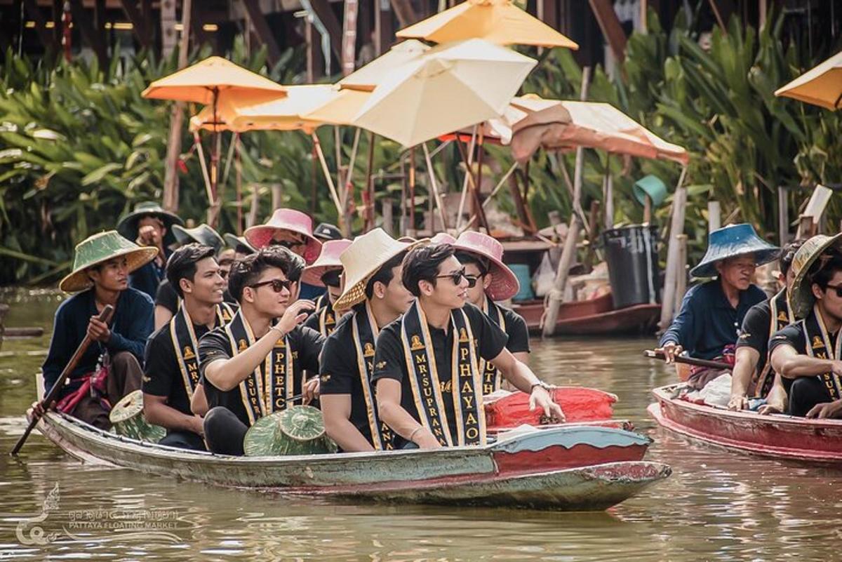 một nhóm người trên thuyền dưới nước