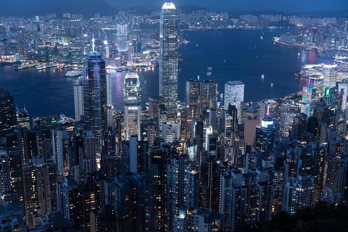 Una vista de una gran ciudad por la noche
