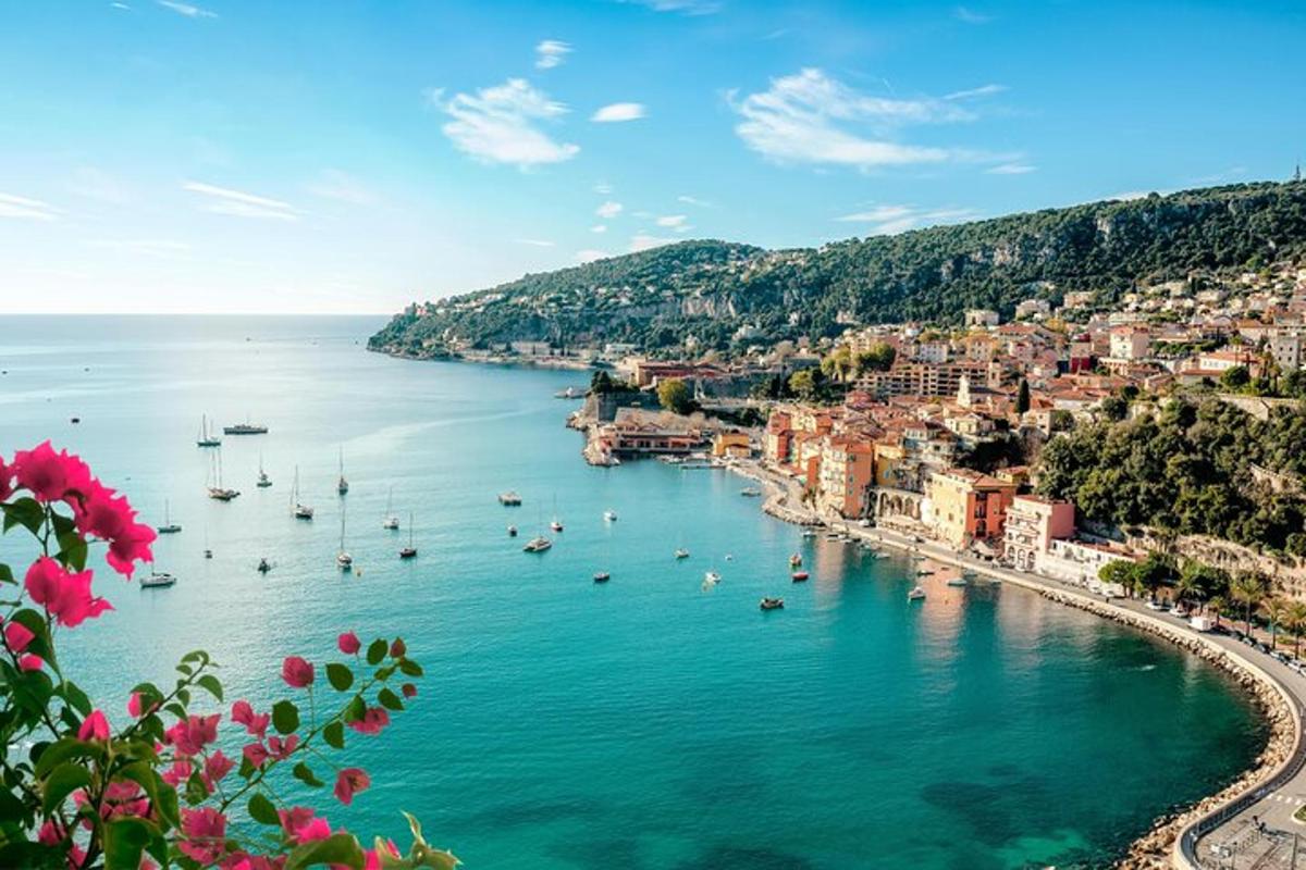 vista d'un port amb vaixells a l'aigua