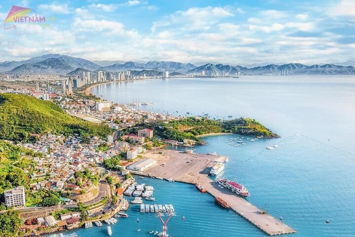uma vista aérea de um porto com barcos na água