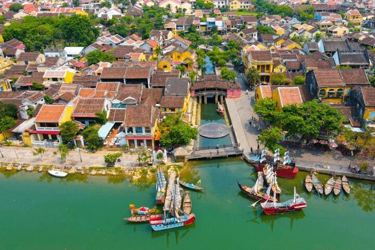 uma vista aérea de uma cidade com barcos na água