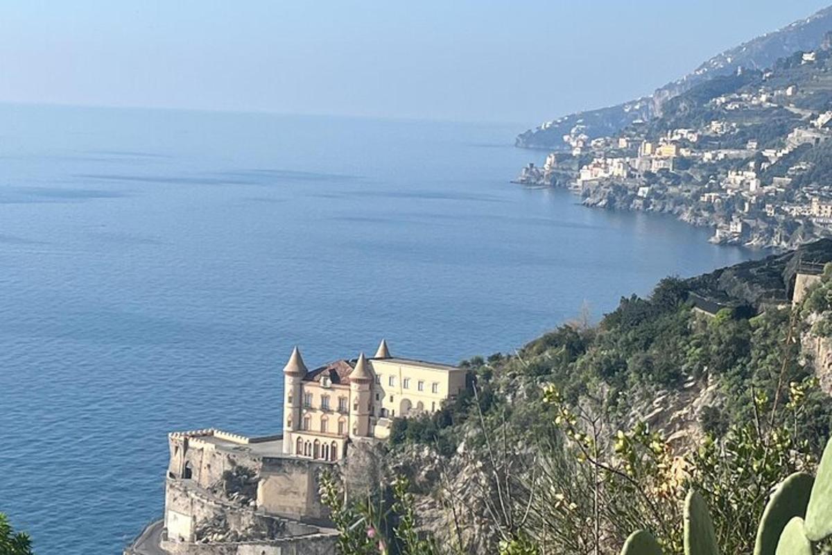 ένα κάστρο στην κορυφή ενός λόφου δίπλα στον ωκεανό