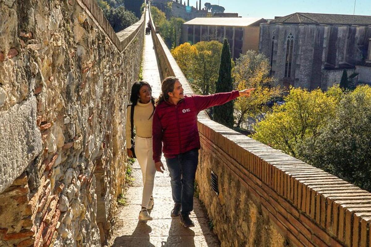 um homem e uma mulher em pé em um muro
