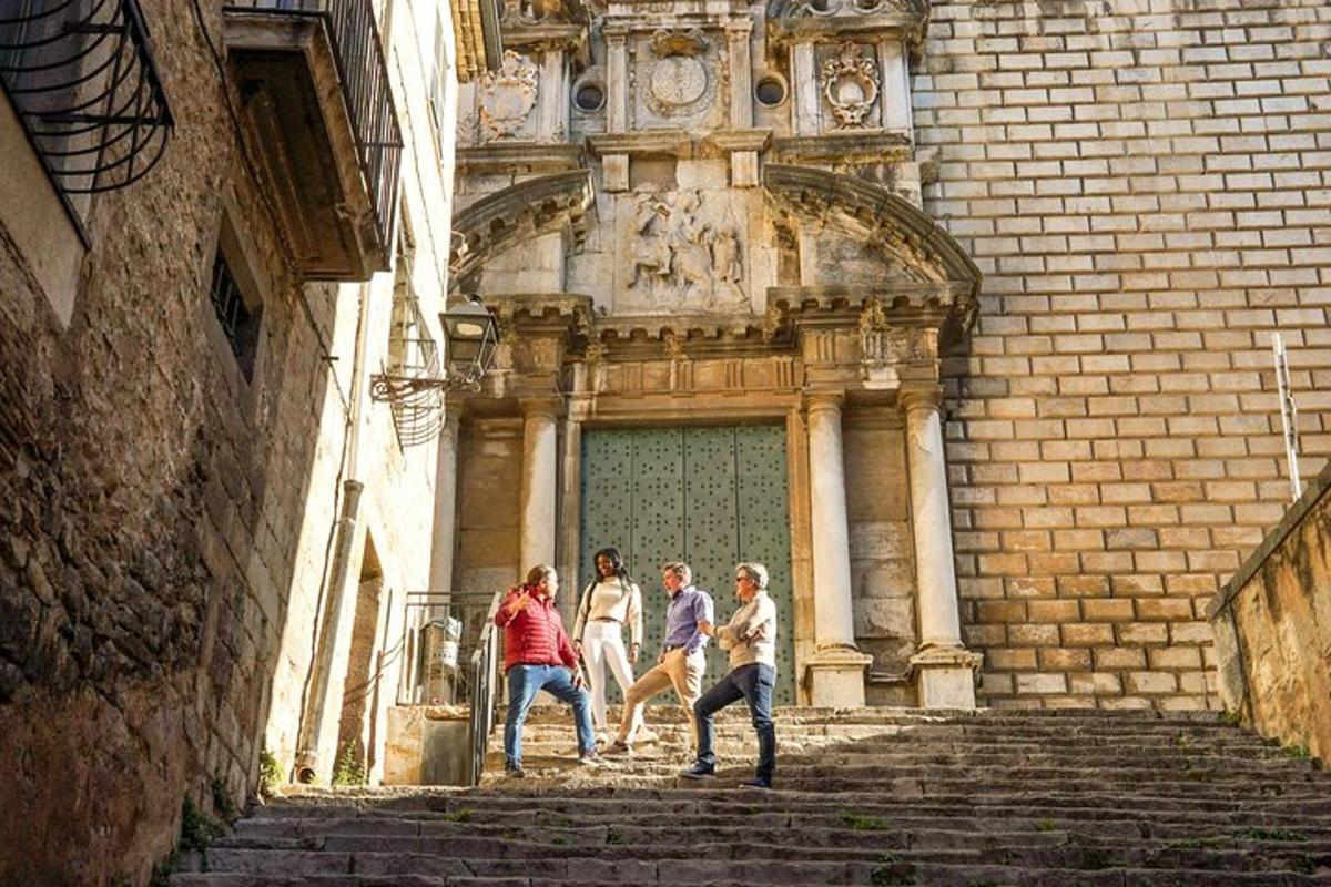 um grupo de pessoas subindo algumas escadas em um prédio