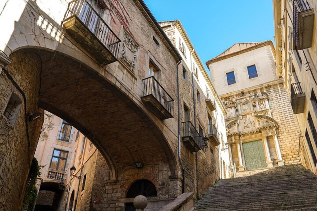 um beco com um arco em um prédio antigo