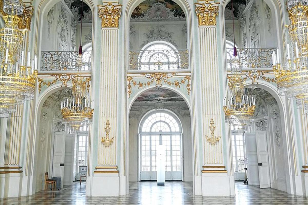 una grande stanza con lampadari e porte in un edificio