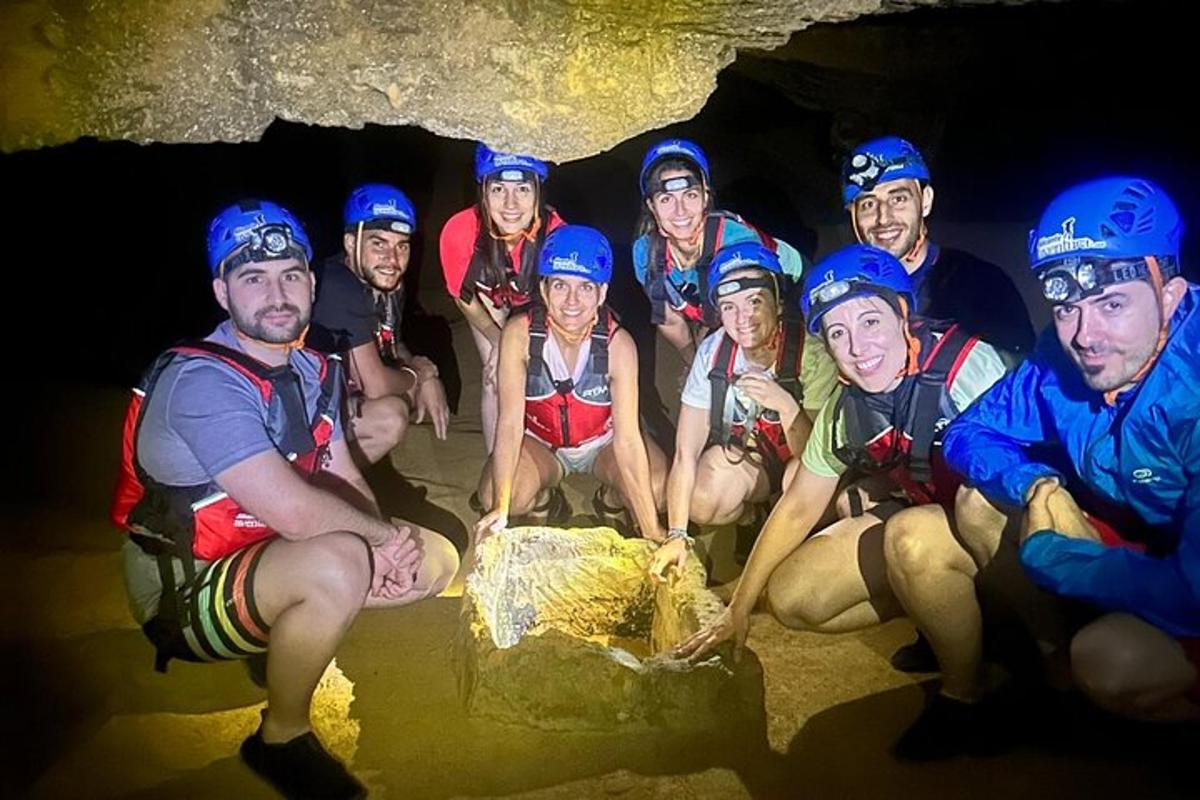 група људи позира за фотографију у пећини